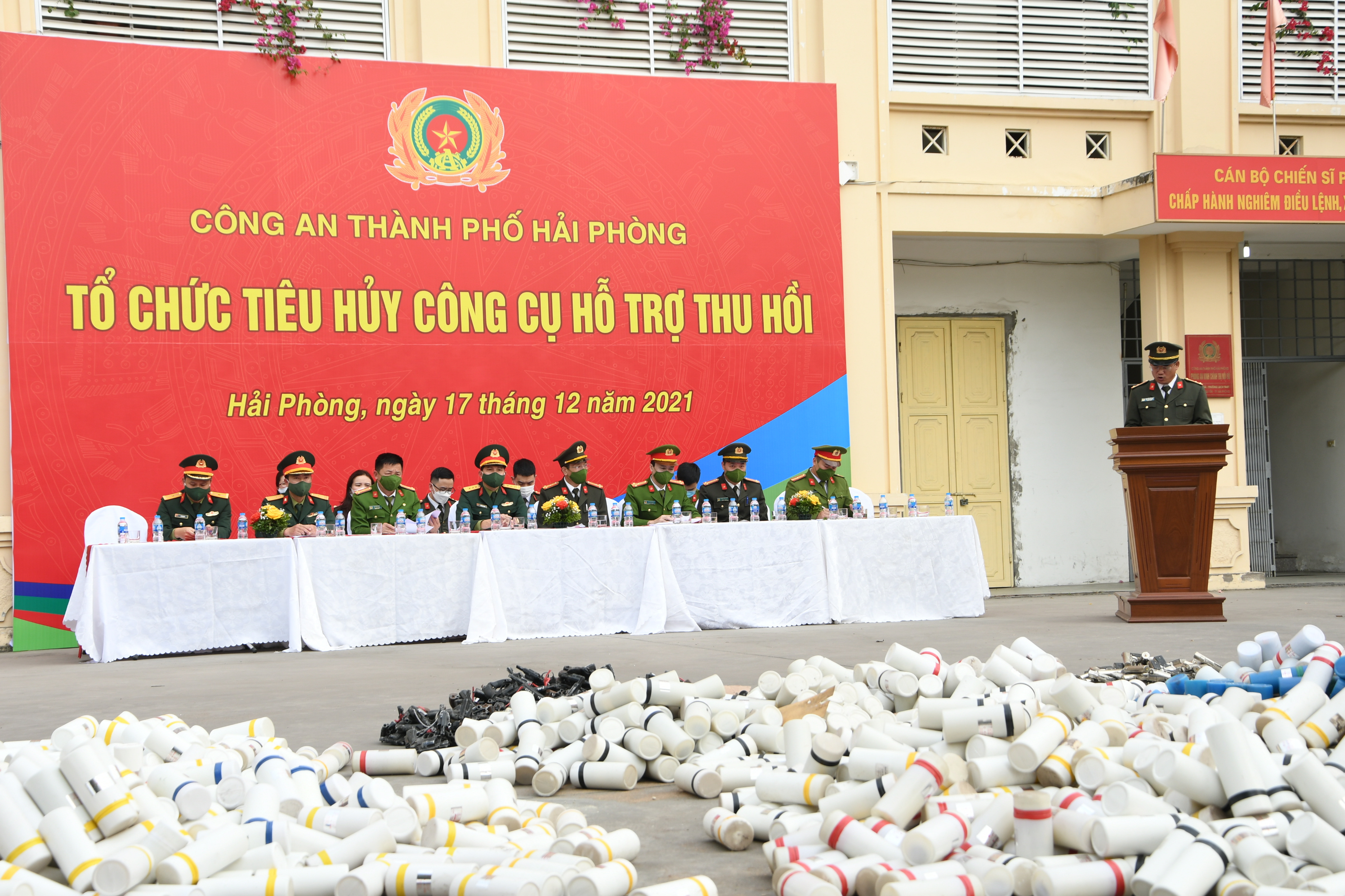UBND thành phố chỉ đạo tăng cường công tác quản lý vũ khí, vật liệu nổ, công cụ hỗ trợ, pháo và “đèn trời” 